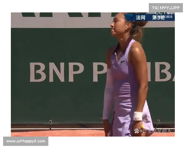 郑钦文比赛中观众试图干扰发球,遭其他观众嘘声制止 郑钦文比赛中观众试图干扰发球,遭其他观众嘘声制止